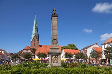 Marktplein met de St. Michaelskerk en Obelisk, Eutin, Sch