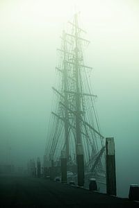 Ship in the mist van Lima Fotografie