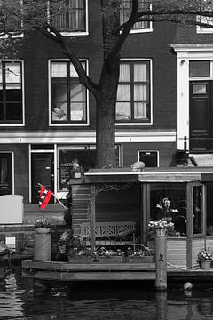 Hausboot mit der Amsterdamer Flagge im Amsterdamer Stadtteil Jordaan