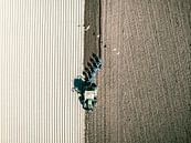 Tractor maakt de grond klaar voor het planten van gewassen van bovenaf gezien van Sjoerd van der Wal Fotografie thumbnail