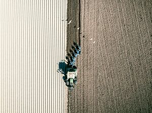 Traktor bei der Vorbereitung des Bodens für die Anpflanzung von Pflanzen von oben gesehen