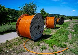 Kabeltrommel met oranje glasvezelkabel
