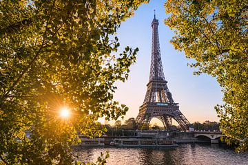 Herbstsonnenaufgang am Eiffelturm von Michael Abid