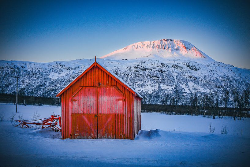 Bezaubernde Landschaft von Breivikeidet bei Tromsø: Wanddekoration mit Scheune und Bergen von Eriks Photoshop