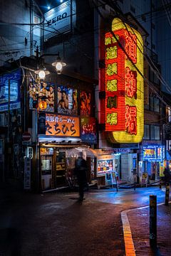 Neon lights and nightlife on the streets of Tokyo by Marco Leeggangers