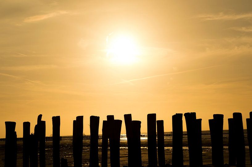 zonsondergang strandpalen van Moïse Verzuu