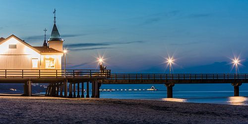 Historische pier Ahlbeck op Usedom in de avonduren