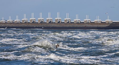 Oosterscheldekering in de golven
