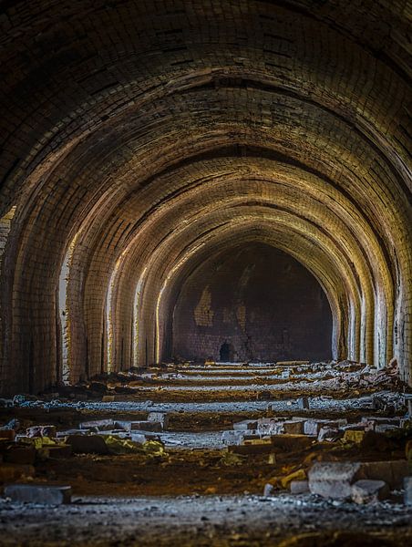 Oude baksteen fabrieksgang van Michel Knikker