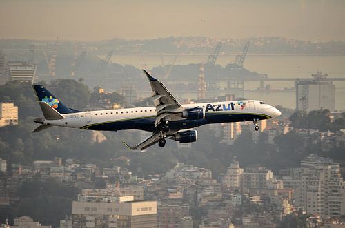 Vliegtuig Azul boven Rio de Janeiro