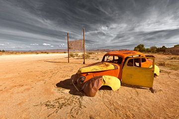 Klassieke vervallen auto in de woestijn van Gerald Slurink
