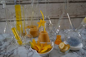 Mango-banaan-sterfruit smoothie met rum.