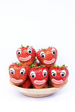 Aardbeien met gezichten geïsoleerd op witte achtergrond van Ben Schonewille