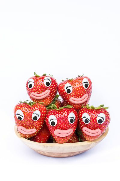 Aardbeien met gezichten geïsoleerd op witte achtergrond van Ben Schonewille