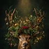 Portrait de Noël d'un cerf avec une riche couronne verte, des lumières chaudes et une atmosphère hivernale magique. sur But First Framing
