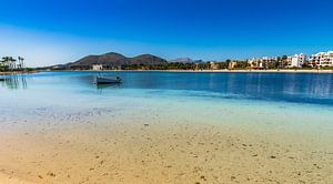 Paysage d'île idyllique, bord de mer de la baie d'Alcudia à Majorque, île méditerranéenne d'Espagne.