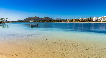 Idyllisch eilandlandschap, kust van de baai van Alcudia op Mallorca, Spanje Mediterraan zee-eiland van Alex Winter