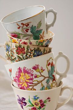 Brocante tasses, Mille fleurs. sur Blond Beeld