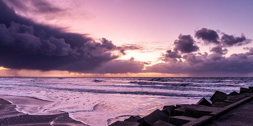 Zonsondergang met wolken boven de Noordzee