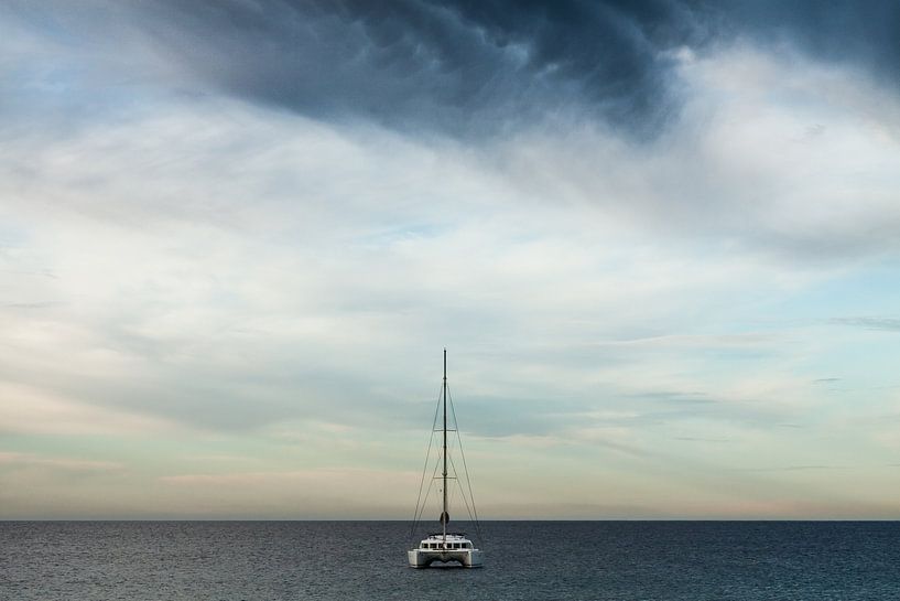 Catamaran op zee van Dennis Van Den Elzen