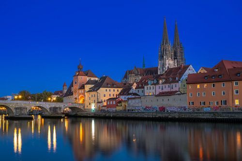 Les rives du Danube à Ratisbonne à l'heure bleue