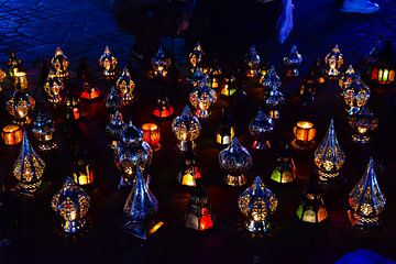 Lampionnen in de nacht van Peter Relyveld