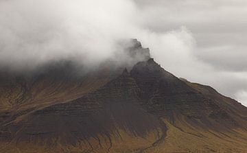 Berg met wolken in ijsland van Marcel Kerdijk