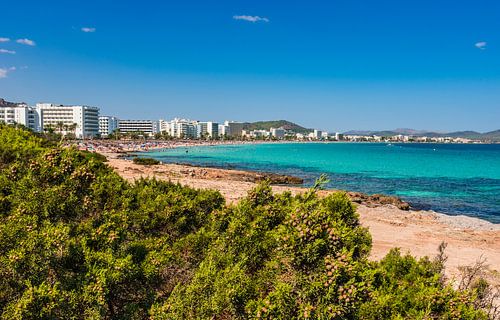 Spanje Mallorca, uitzicht op strand toeristenoord Cala Millor