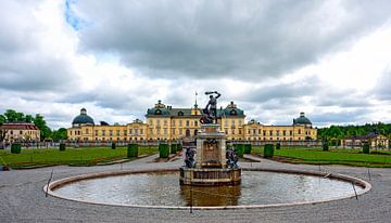 Schloss und Brunnen im Park von Drottningholm