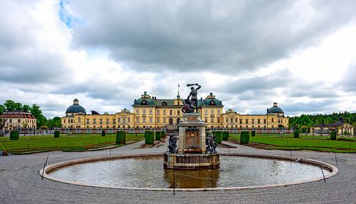 Château et fontaine dans le parc de Drottningholm
