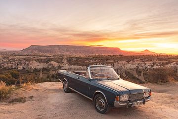 Oldtimer bij zonsopkomst Cappadocië van Meindert Marinus