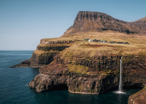 Une cascade et un fjord aux Îles Féroé, avec une surprise au milieu
