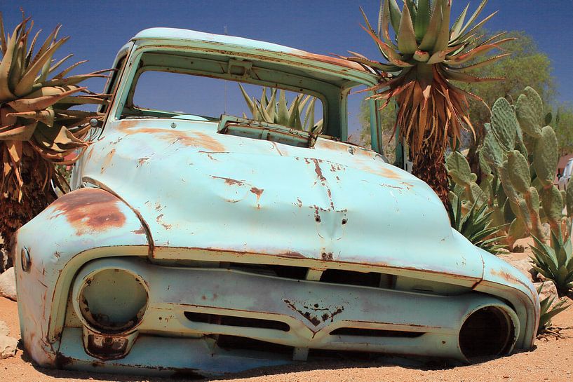 Altes verrostetes und verlassenes Oldtimer-Wrack im Sand von Bobsphotography