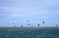 Windsurfer auf der Nordsee in der Nähe des Brouwersdamms in Zeeland von Rob van Hilten Miniaturansicht