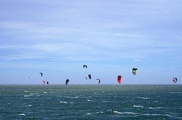Windsurfers op de Noordzee bij de Brouwersdam in Zeeland van Rob van Hilten