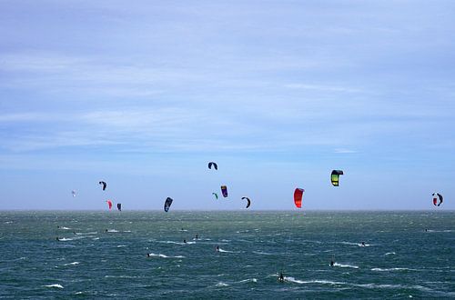 Windsurfers op de Noordzee bij de Brouwersdam in Zeeland