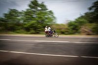 met de brommer onderweg.