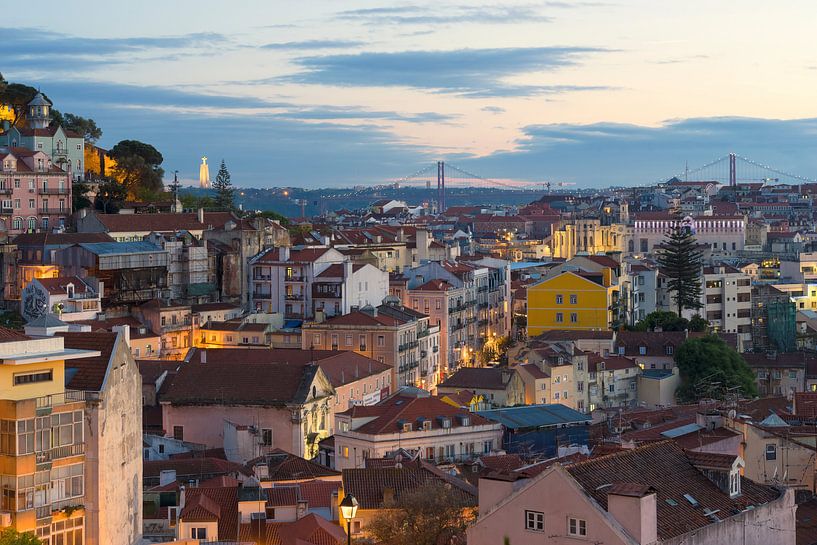 Lissabon am Abend von Tom Uhlenberg