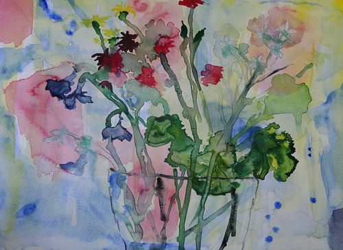 Wild boeket in een transparante vaas