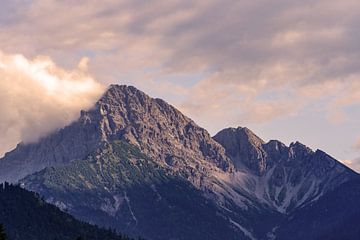 Wolken in het zonlicht boven de Alpen van Frank Kuschmierz