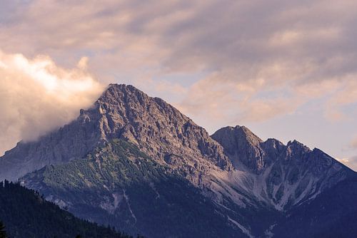 Nuages dans la lumière du soleil au-dessus des Alpes