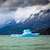 IJsschots in het meer  Lago Grey, Nationaal Park Torres del Paine, Patagonië, Chili van Marcel Bakker