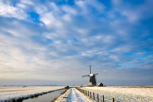 Molen in de winter onder mooie wolken in Nederland van iPics Photography