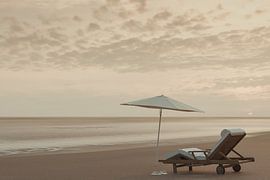 einzelne Strandliege mit Sonnenschirm am Strand von Besa Art