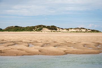 Mehrschichtige Strandlandschaft mit Wasser, Sand und Dünen von Lisette Rijkers