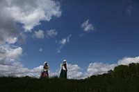 historisch tafereel. Dames op de dijk
