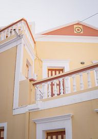 Griechischer gelber Giebel - Mittelmeer-Fotodruck | Bunte Wandkunst von MelCaptures