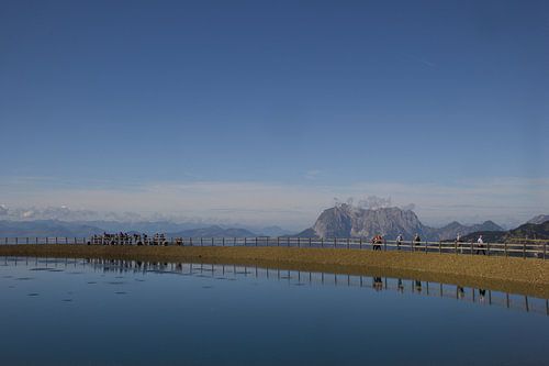 Hemelsblauw meer in Oostenrijk 
