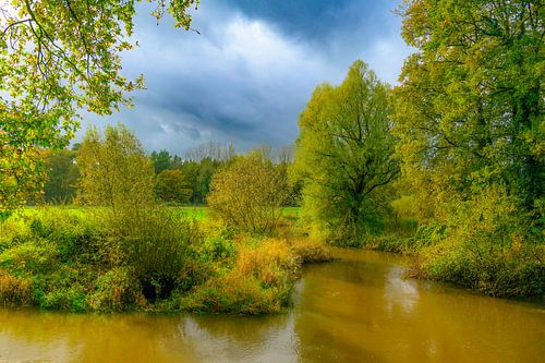 De Dinkel kronkelt door een herfstlandschap in Twente