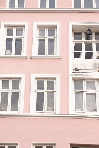 Roze pastel huis met witte kozijnen in Kopenhagen van Karijn | Fine art Natuur en Reis Fotografie